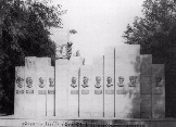 Первоначальный вариант монумента, установленного в г. Черкесске борцам за установление Советской власти в Карачаево-Черкесии