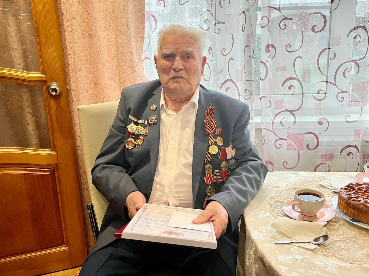 Глава Карачаево-Черкесии Р. Темрезов поздравил со 100-летним юбилеем ветерана Великой Отечественной войны П. Неделкова