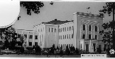 Дом Советов (ещё двухэтажный, с ПРИХОЖЕЙ и тумбами для вывешивания газет.)