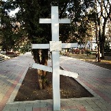0571. Уголок центрального городского сквера. Ныне этот крест перенесён на территорию Николаевского собора.