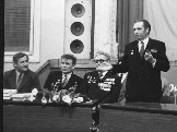 Выступает, снайпер   47-й гвардейской СД 8-й Армии, кавалер ордена Славы, художник ЧЗХМ   Владимир  Степанович Исаев (1926-1992)