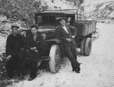 Знаменитая ПОЛУТОРКА, выручавшая жителей Черкесска в 1940-1950 годы. Крайний слева - Грунин Алексей Андреевич (род. 1921) Грунин А. А. затем работал на такси.