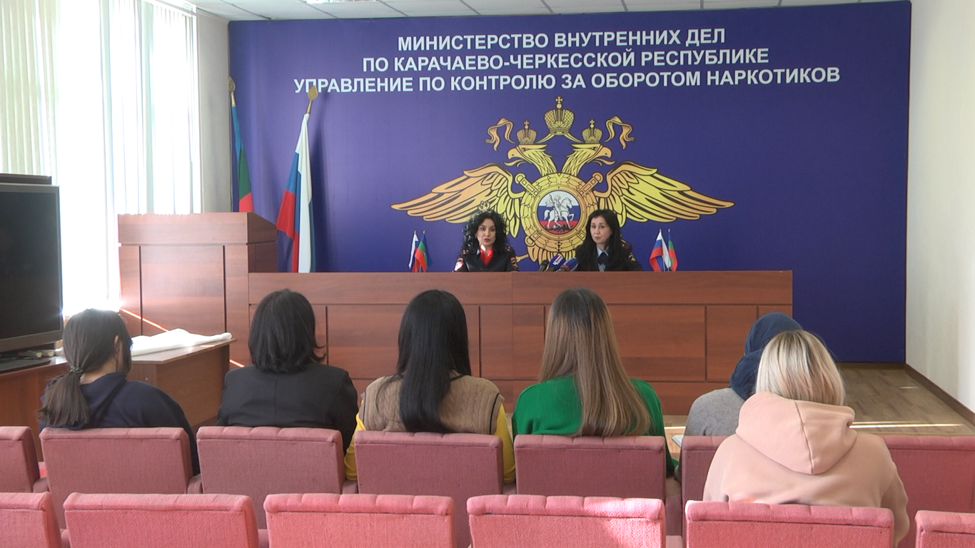 Молодые люди становятся закладчиками, реагируя на предложения в интернете быстро заработать  