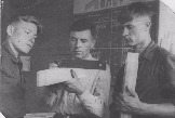 Мастер Бутов Алексей (в центре) и Денисенко Николай . Фото 1948 г