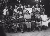 Коллектив женщин заводоуправления завода Молот 1957 год.

Сидят: 
3-я (слева) - Вера Ивановна Шаповалова (в девичестве Зеленская, жена директора), 5-я -  Новикова Евдокия Ивановна (в девичестве Зеленская), 6-я - Мария Савченко, 7-я - Людмила Яковлевна Тихонова;

Стоят:
5-я - Екатерина Евланова (Воронова), 8-я - Елизавета Луценко