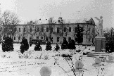 Реконструированное здание СШ № 9.
Справа-памятник В. И. Ленину у Дома Советов.
