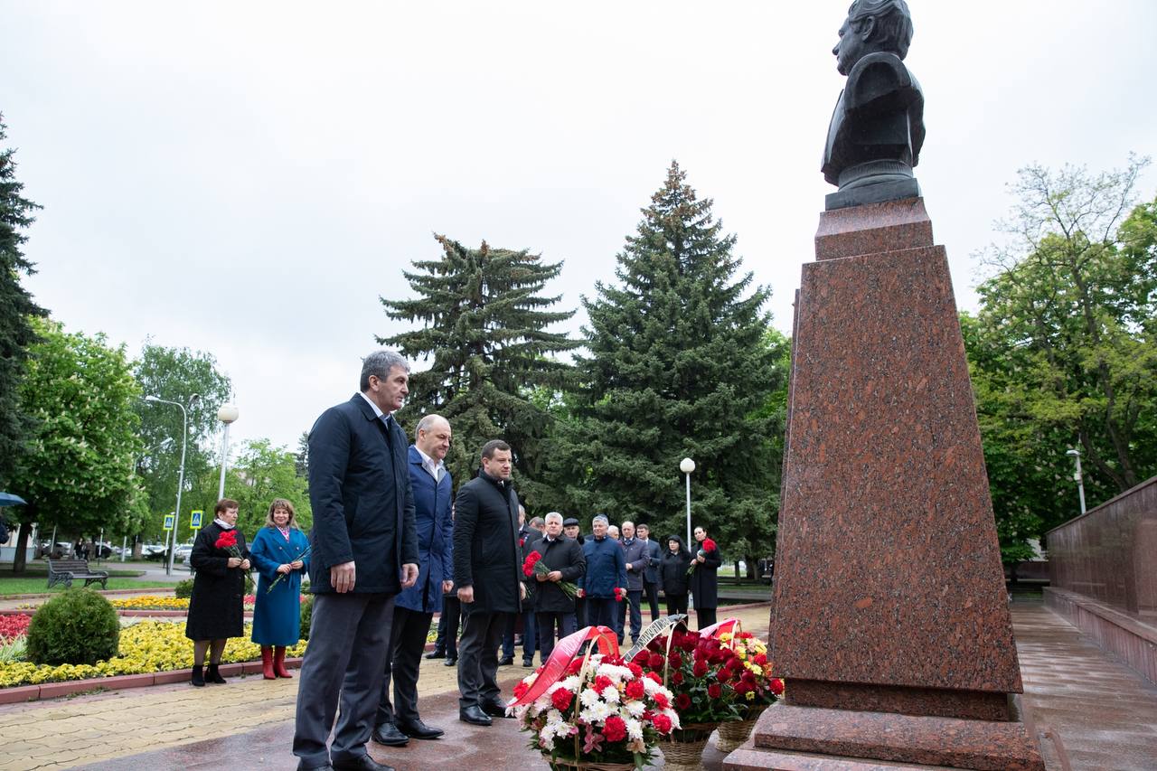 В столице Карачаево-Черкесии почтили память видных государственных деятелей КЧР Магомета Боташева и Николая Лыжина  