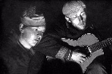 Володя Федосовский (слева) и Слава Чекалов у костра, зима 1978г