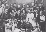 Ученицы 8А женской СШ  № 9.  1946 год.  Завуч Дмитраев Алексей Яковлевич, Карамышева Вера Иван