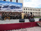 0266. На центральной площади Черкесска  вместе с Академическим ансамблем песни и пляски внутренних войск МВД (руководитель Виктор Елисеев) выступает  депутат Государственной Думы Иосиф Кобзон. Концерт посвящён 70-летию со дня рождения певца. 24.06.2008.