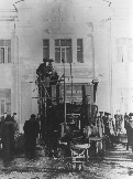 Комбаин Сталинец-6 выходит из проходной завода МОЛОТ