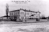 Баталпашинское городское училище (стояло по ул. Училищной, потом - Комсомольской, в восточной части на месте нынешнего Дома Правительства). Фото 1903 года с Ю-З.