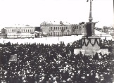 Открытие памятника В. И. Ленину в Баталпашинске 27.01. 1924. Сзади - аптека Потебни и здание купца Ильи Рядченко (позже  СШ № 10 им. Сталина и СШ № 9 по ул. Ленина)