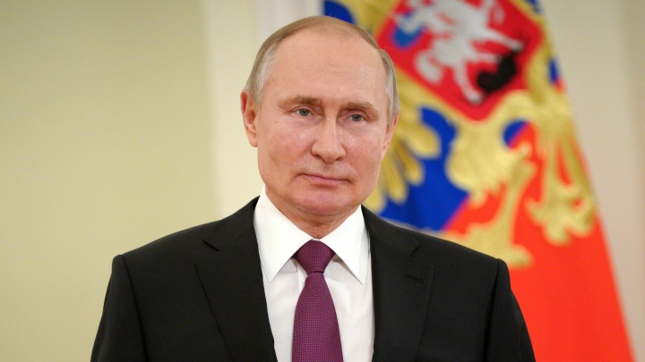 Владимир Путин поздравил жителей Карачаево-Черкесии и руководителя региона Рашида Темрезова с Днем защитника Отечества