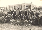 Балахоновцы на могиле своего командира (1957 г.)
