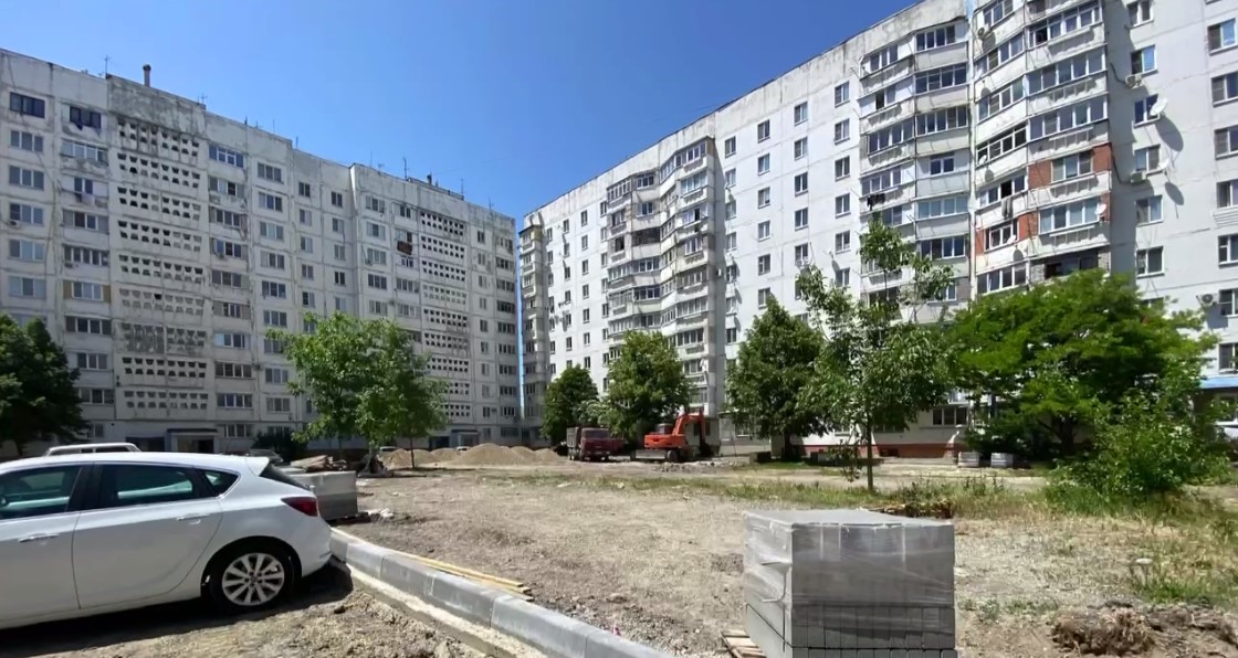 В столице Карачаево-Черкесии приступили к благоустройству дворов 