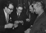 Первый секретарь ОК КПСС Ф. Бурмистров и Я. Тернов на ЧЗХМ. 1-й слева - директор В. И. Стопкин, 3-й - секретарь парткома  Н. В. Асеев. 1964 г