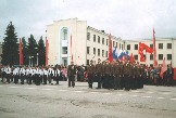 Самые юные и молодежь постарше, уже готовые защищать отчизну, встречают парад «Победа-60», еще вместе с дедами-участниками Великой Отечественной!!!
