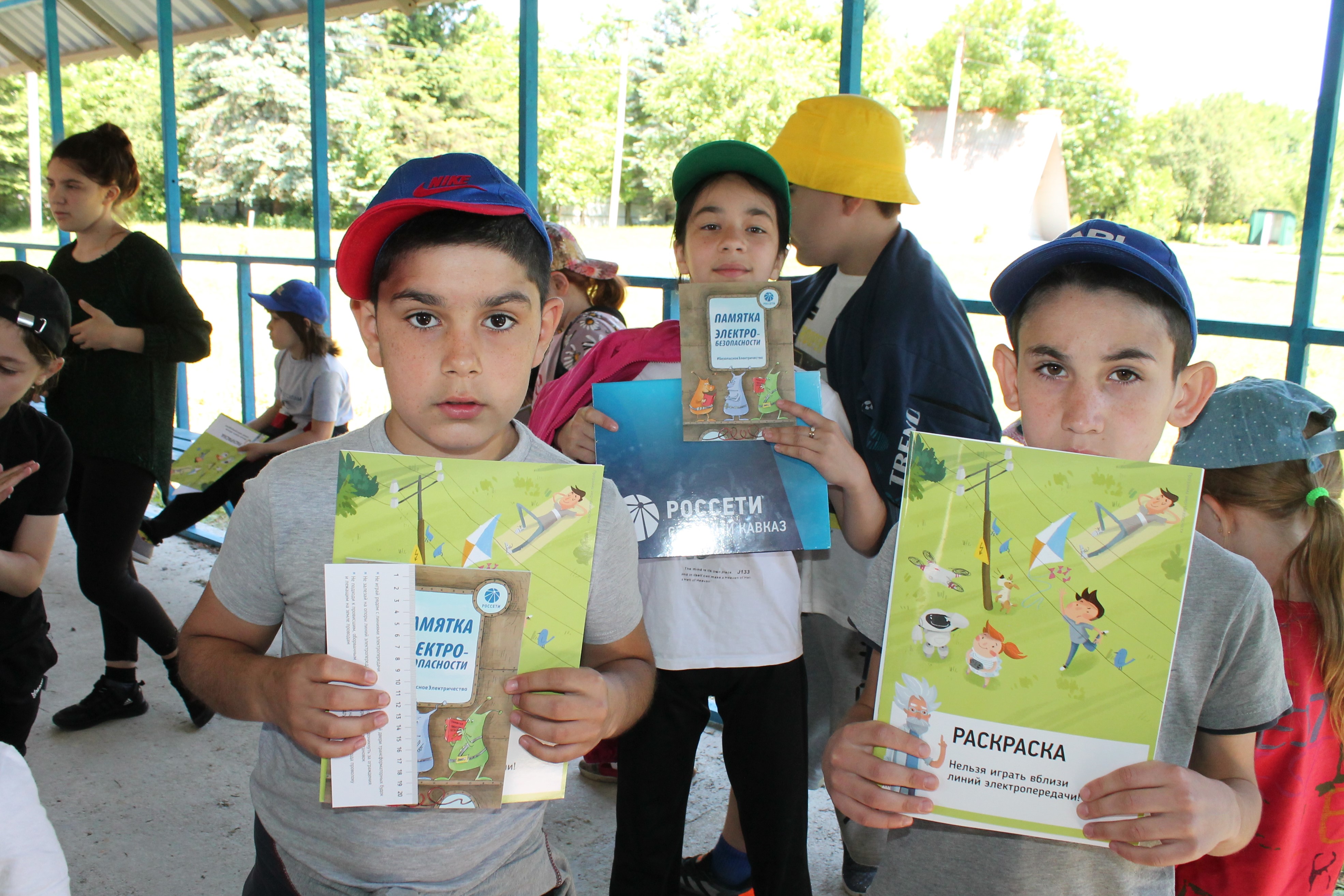 Энергетики Карачаево-Черкесии  напомнили детям из загородного лагеря «Сосенка» о правилах электробезопасности   