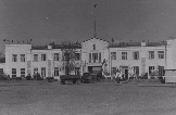 Контора завода МОЛОТ. Слева ит справа хорошо видны бюсты Сталину и Ленину.  Апрель, 1952 г