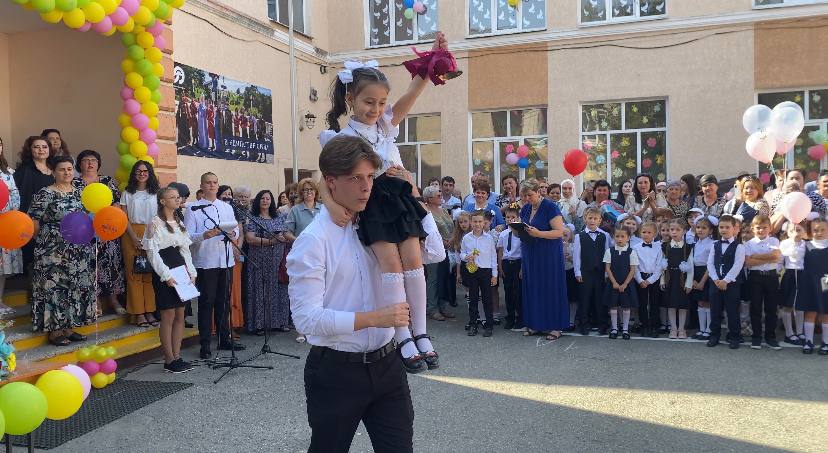 В Карачаево-Черкесии прошли торжественные линейки ко Дню знаний