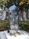 5-024.  Памятник, установленный возле республиканской библиотеки