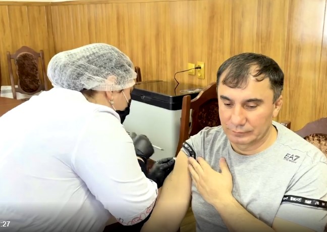 Сотрудники администрации Карачаевского муниципального района во главе с руководителем прошли ревакцинацию от коронавирусной инфекции