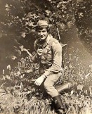 А мы из ЧАДТ и прямо вверх, к облакам! Оттуда и кидал радиокоманды батальонам и ротам ВДВ наш Витя Медведев! Такое часто случалось и у самой «земной тверди», иногда даже с мягкой травкой под ногами! Семидесятые годы