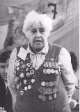 Никулина Анна Владимировна в Черкесске. Сзади (слева) — Алексей Онищенко