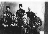 В 1-м ряду сидят слева направо: второй - генерал - майор Косякин П.И., третий - полковник Конвоя Его Императорского Величества - Свидин Иван Гаврилович, рядом его сын – Свидин Михаил Иванович, подъесаул СЕИВК