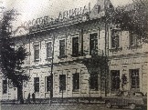 С Балкона этого Здания 2 февраля 1918 года провозглашена Советская власть в Карачаево-Черкесии