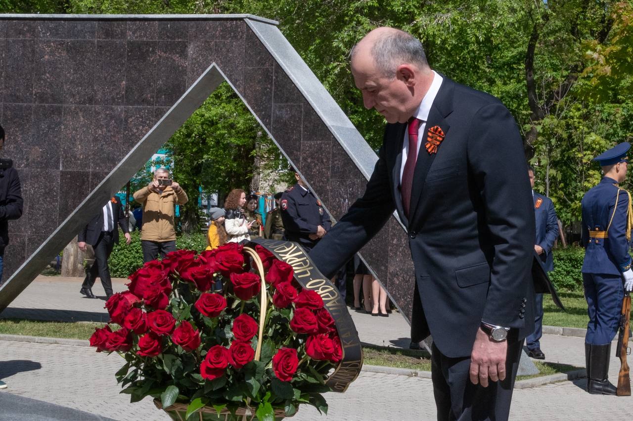 Глава Карачаево-Черкесии Рашид Темрезов возложил цветы к мемориалу «Огонь Вечной Славы»
