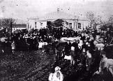Соборная площадь. 1920-е годы. На крыльце чекист. Справа на транспаранте надпись КРАСНЫМ ОБОЗОМ ЗАЧИСТИМ ЗАДОЛЖЕННОСТЬ.