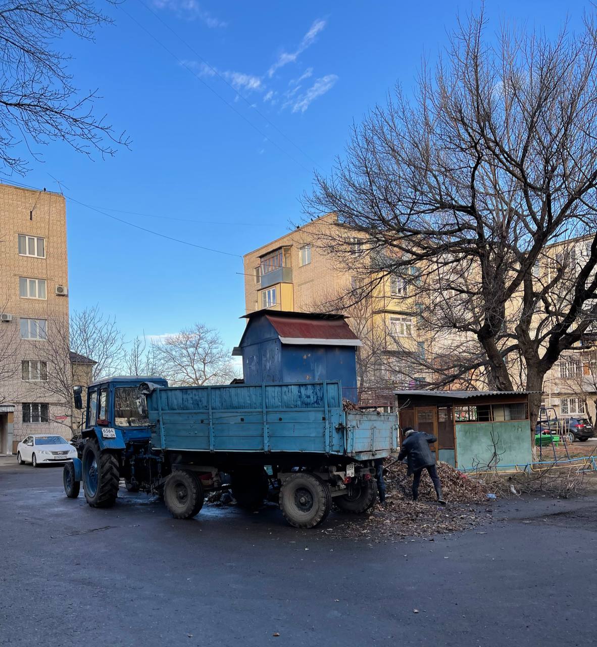ЦУР КЧР помог жителям одного из домов Черкесска очистить контейнерную площадку от горы опавших листьев