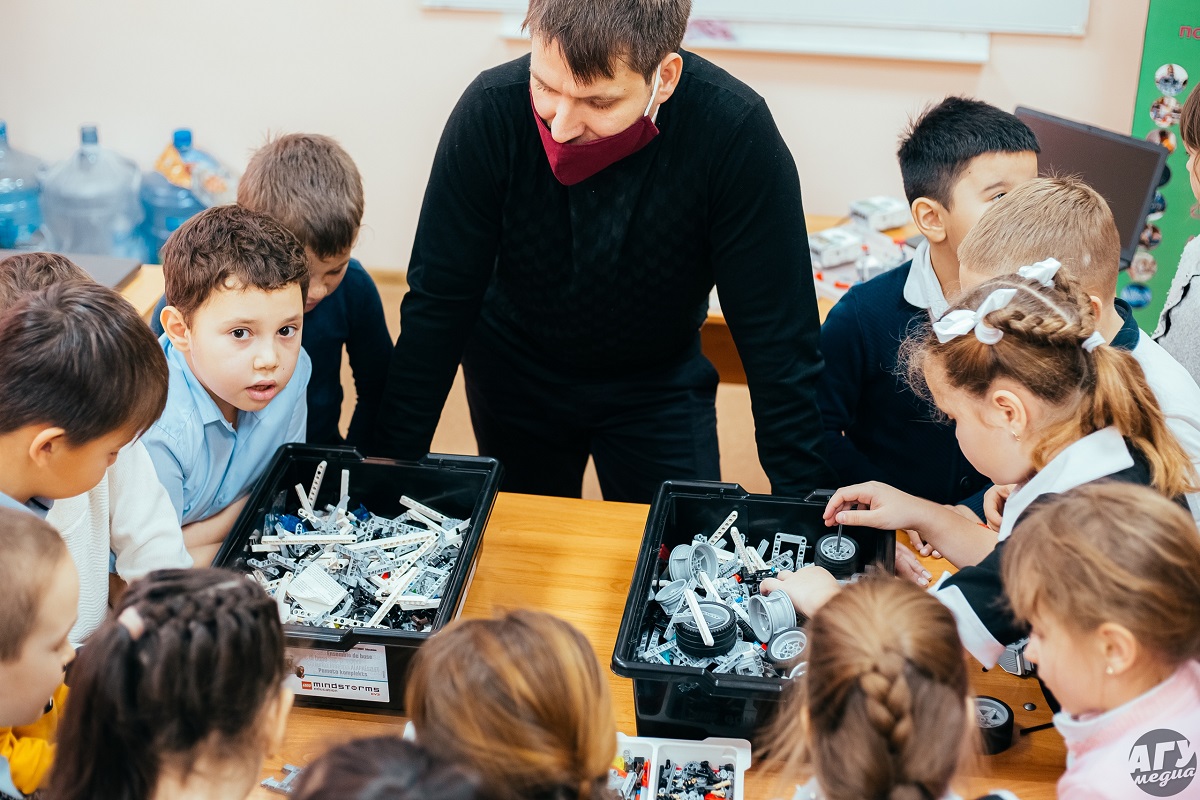 В Карачаевске детей учат создавать роботов