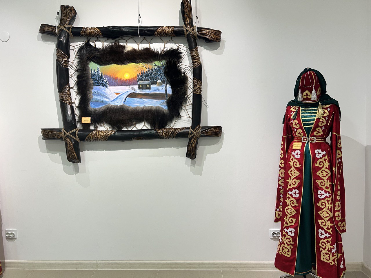 В Картинной галерее в столице Карачаево-Черкесии открылась выставка мастеров декоративно-прикладного искусства 