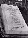 Плита на могиле погибших от рук белобандитов комсомольцев, чекистов  и ЧОНовцев (центральный сквер города Черкесска)