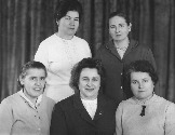 Стоят (слева направо): Завуч  Джумаева Р. М., Хащина Н. М., завуч Пилипенко Е. П., директор Пашкова В. М., завуч Бутова Т. П. (СШ № 9)