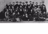 Учащиеся 8 класса СШ №11. Осень 1936-го. Родились в 1920 г., все погибли на войне, кроме Веры Бабенко крайняя слева в верхнем ряду.