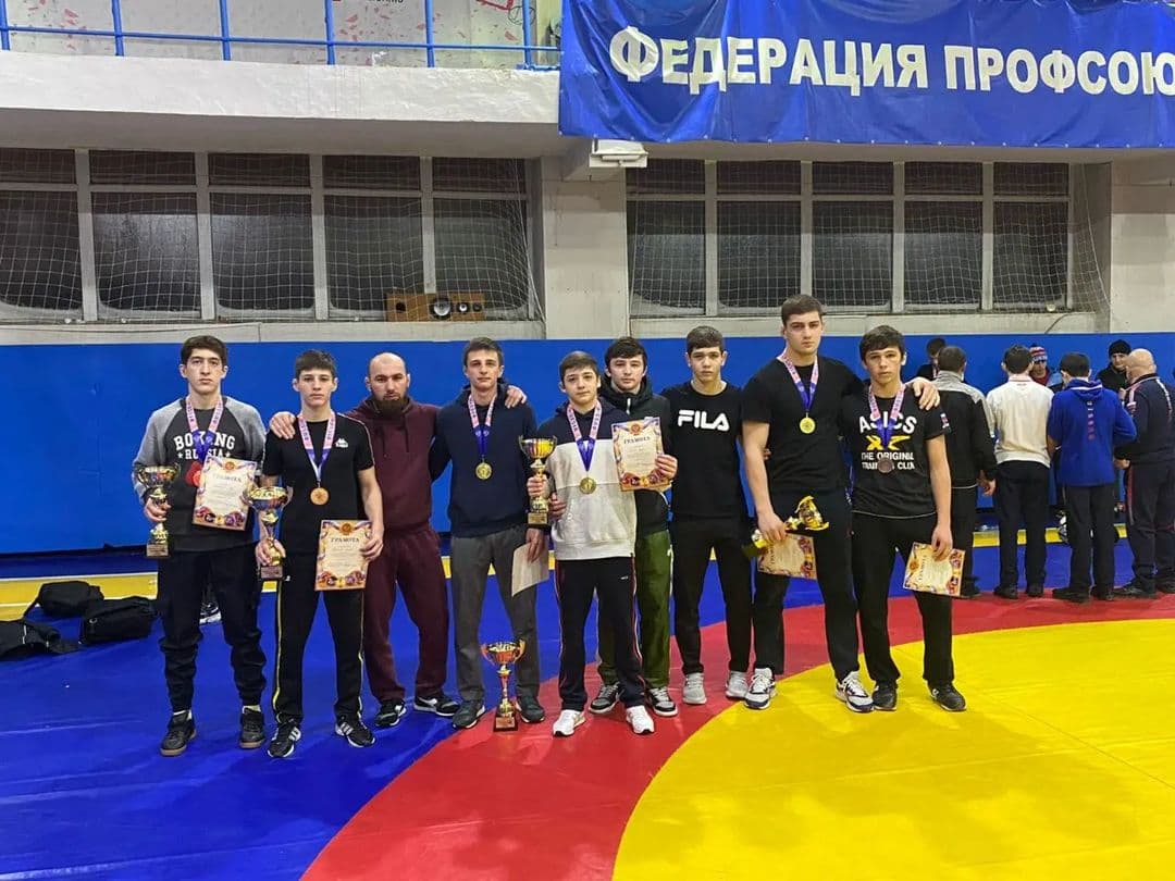 Спортсмены из Карачаево-Черкесии стали победителями регионального турнира по вольной борьбе