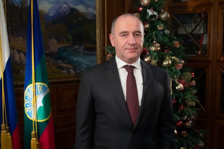 Глава Карачаево-Черкесии Р. Темрезов поздравил жителей Республики с Новым 2022 годом 