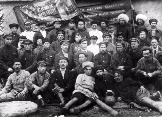 Рабочие механических мастерских, с 1932 года ставших заводом МОЛОТ, с 1959 - заводом холодильного оборудования, а с 1966 - заводом холодильного машиностроения. Фото 1927 г.