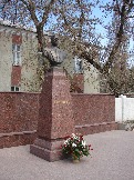5-028  Памятник Ю. Х.  Калмыкову