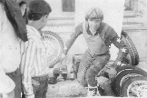 Юрий Цунаев в момент замены колёс