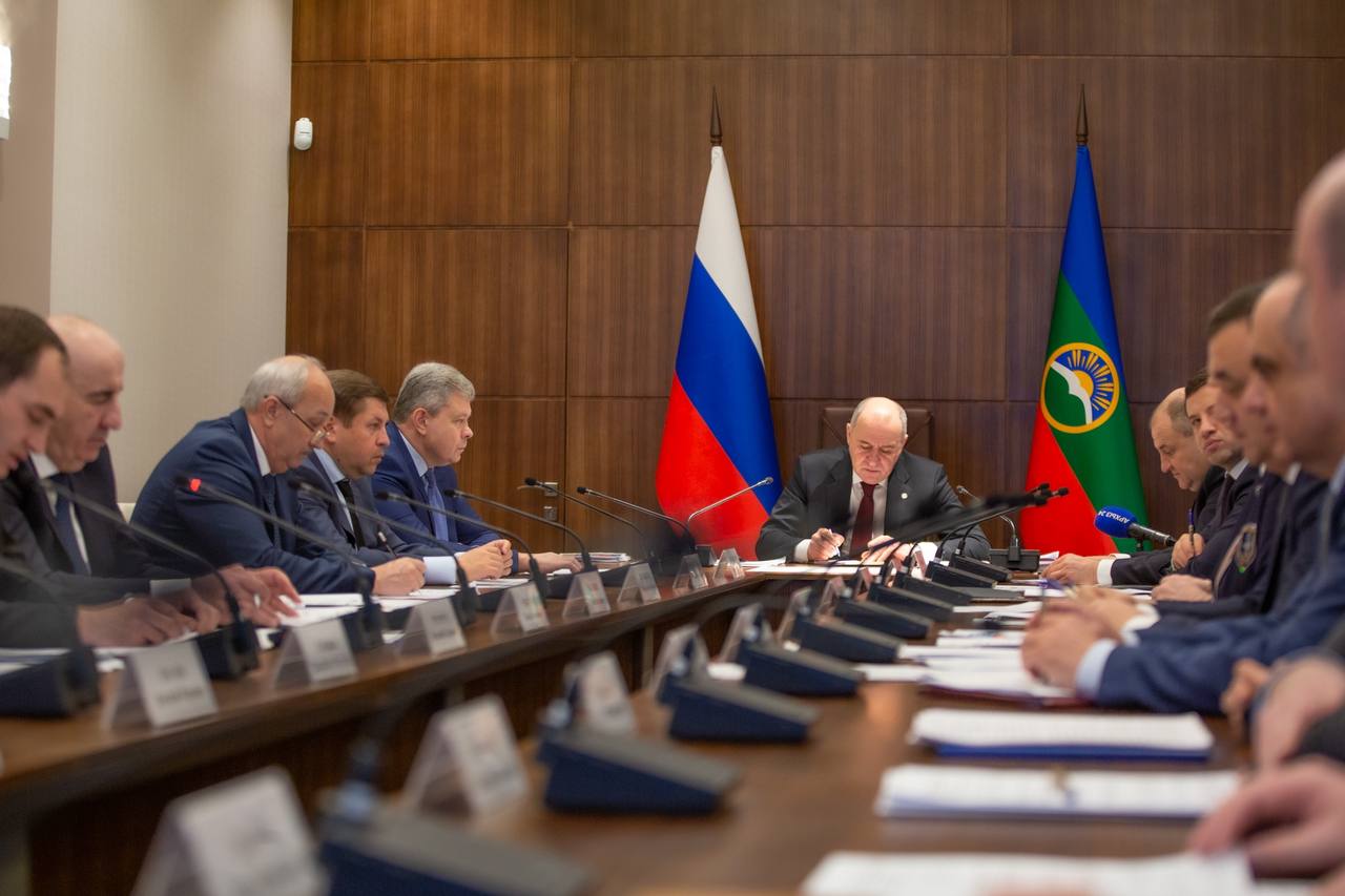 Глава Карачаево-Черкесии Р. Темрезов провел расширенное заседание оперштаба по финансово-экономическим вопросам региона