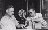 Учитель физики СШ № 13 Фёдор Степанович Гончаров (позже директор СШ № 7) и ученик 11-го класса Анатолий Колесников (1963 г.)