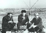 Случалось отдохнуть и на щедрой кавказской природе! Три товарища на первой рыбалке:

Друг Василий – Гром-чей-Всех!!!
Вещий в прошлом – князь Олег
И на радиоволнах – Не седой еще Евграф

И одна плотвица на троих! Но отдых на воле был чудесный!! Верьте нашим улыбкам!!!

Р. Малый Зеленчук, март 1968