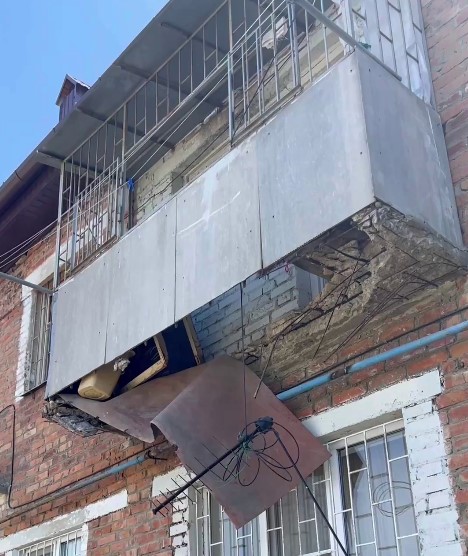 Мэр Черкесска поручил детально обследовать дом с обрушившимся балконом для включения его в программу переселения