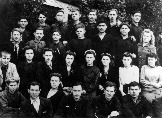 Выпускники ФЗУ, рабочие механического цеха завода МОЛОТ. 1951. Нижний ряд - депутат ВС СССР В. Булдыгин (2), будущие гл. механик В.И.Сёмин (4) и гл. технолог Б.В.Дьяченко (5)