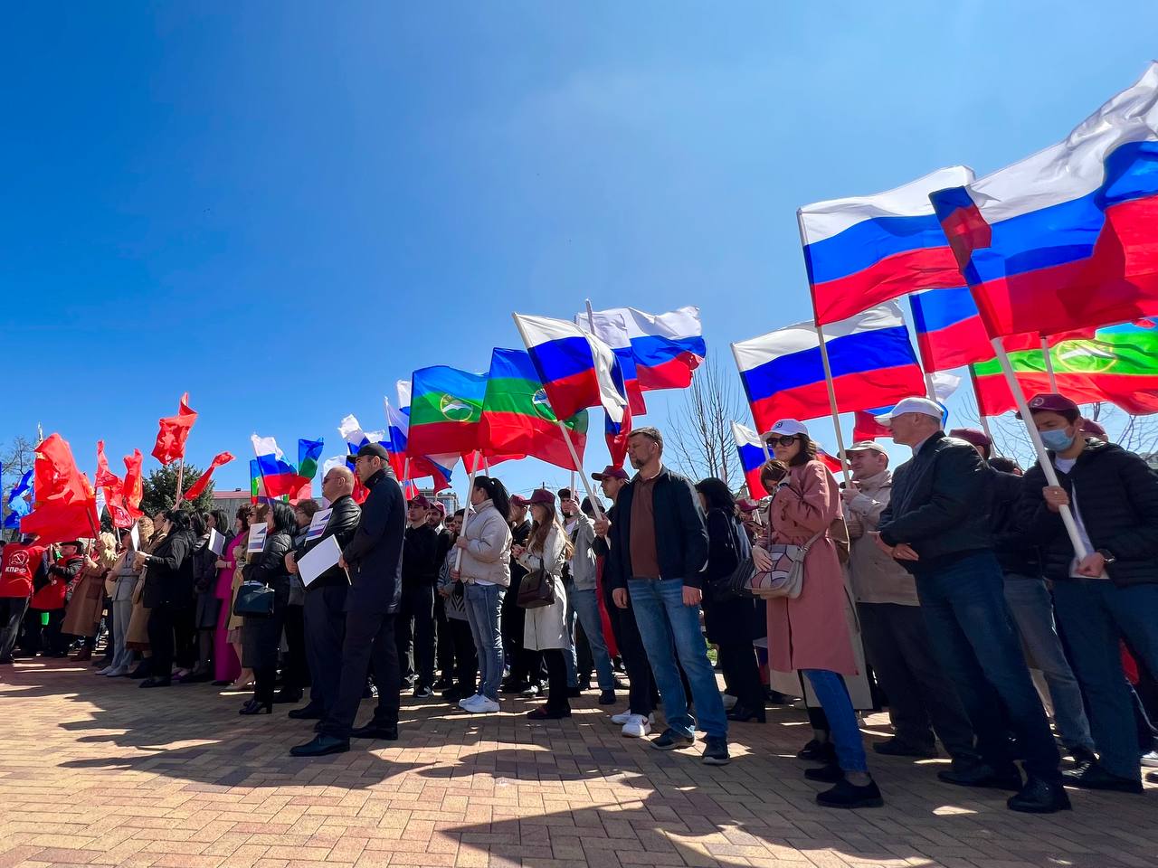 Жители Карачаево-Черкесии приняли участие в митинге, посвященном 8-летней годовщине провозглашения государственной самостоятельности ДНР